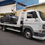 Caminhão transportando um veículo de luxo do Recreio para a Barra da Tijuca